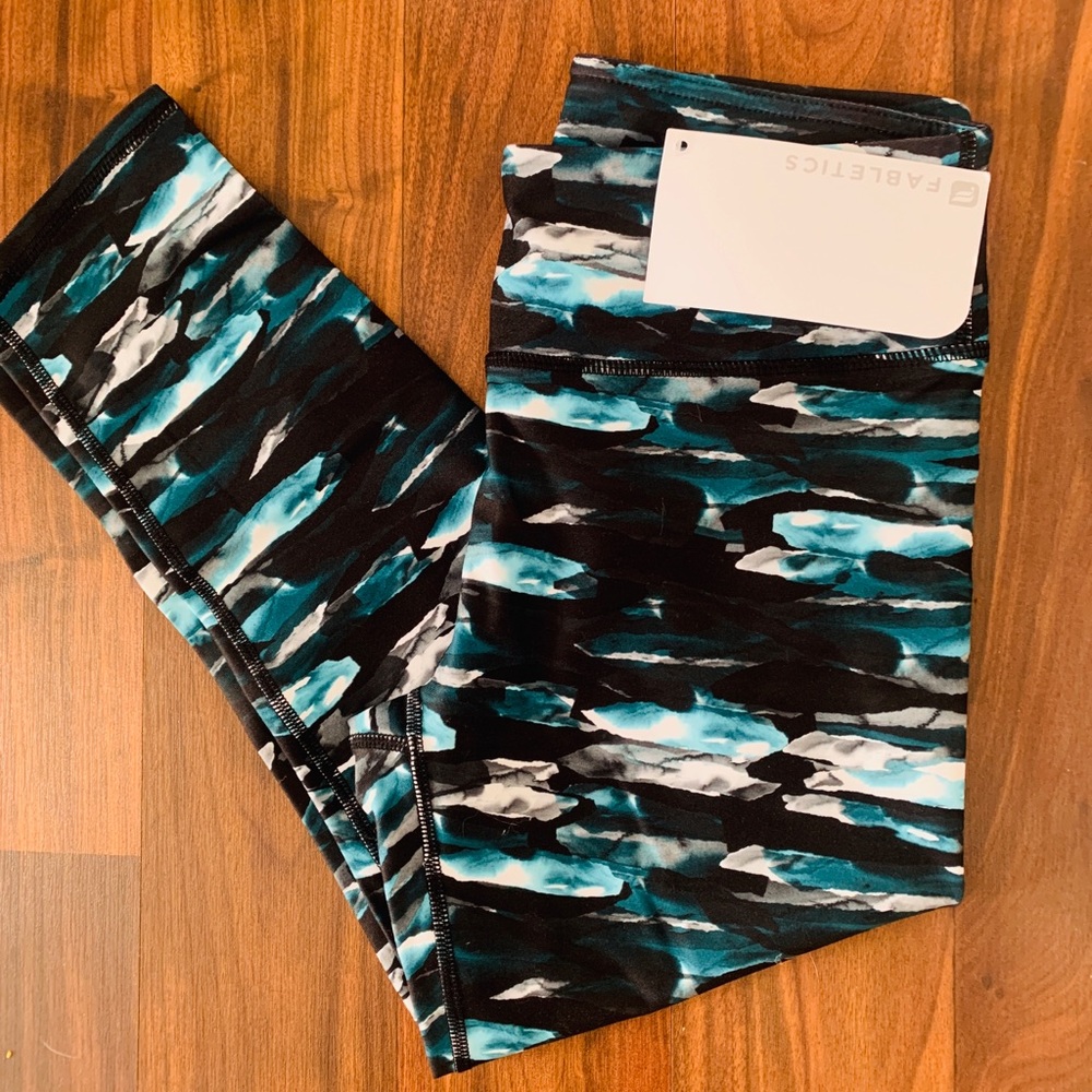 Nwt Fabletics Salar Capris - Limited Edition Xs - image 1